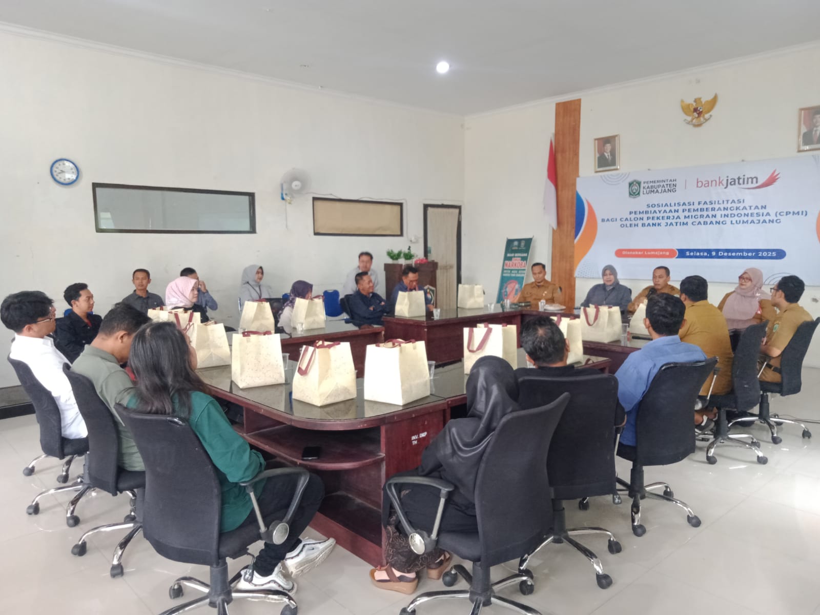 Sosialisasi fasilitasi pembiayaan pemberangkatan bagi Calon Pekerja Migran Indonesia (CPMI) bersama dengan Bank Jatim Lumajang